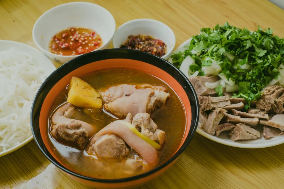 Bàn ăn tại Nguyễn Thị Vân Nga (802)